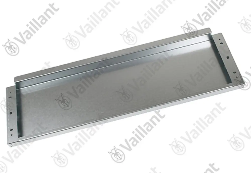 Metallene Rückwand von Vaillant, rechteckige Form mit Montageöffnungen an den Seiten. Oberfläche ist glatt und silberfarben.